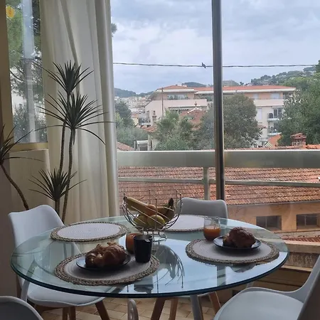 Charming Flat With Terrace And Swimming Pool