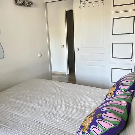 Charming Flat With Terrace And Swimming Pool דירה לה קאנה