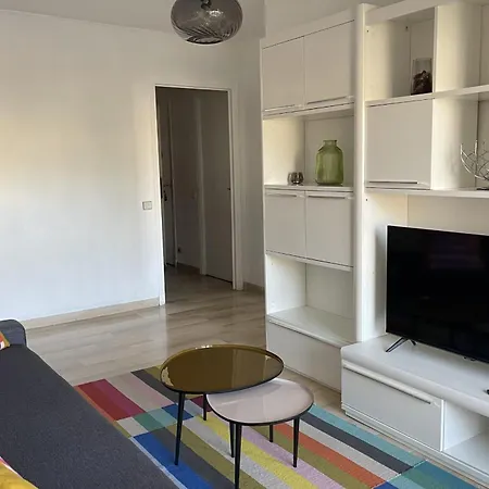 Charming Flat With Terrace And Swimming Pool דירה *